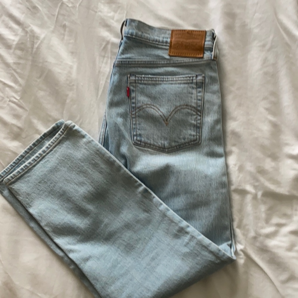 Levi Wedgie Straight Light Wash Jean